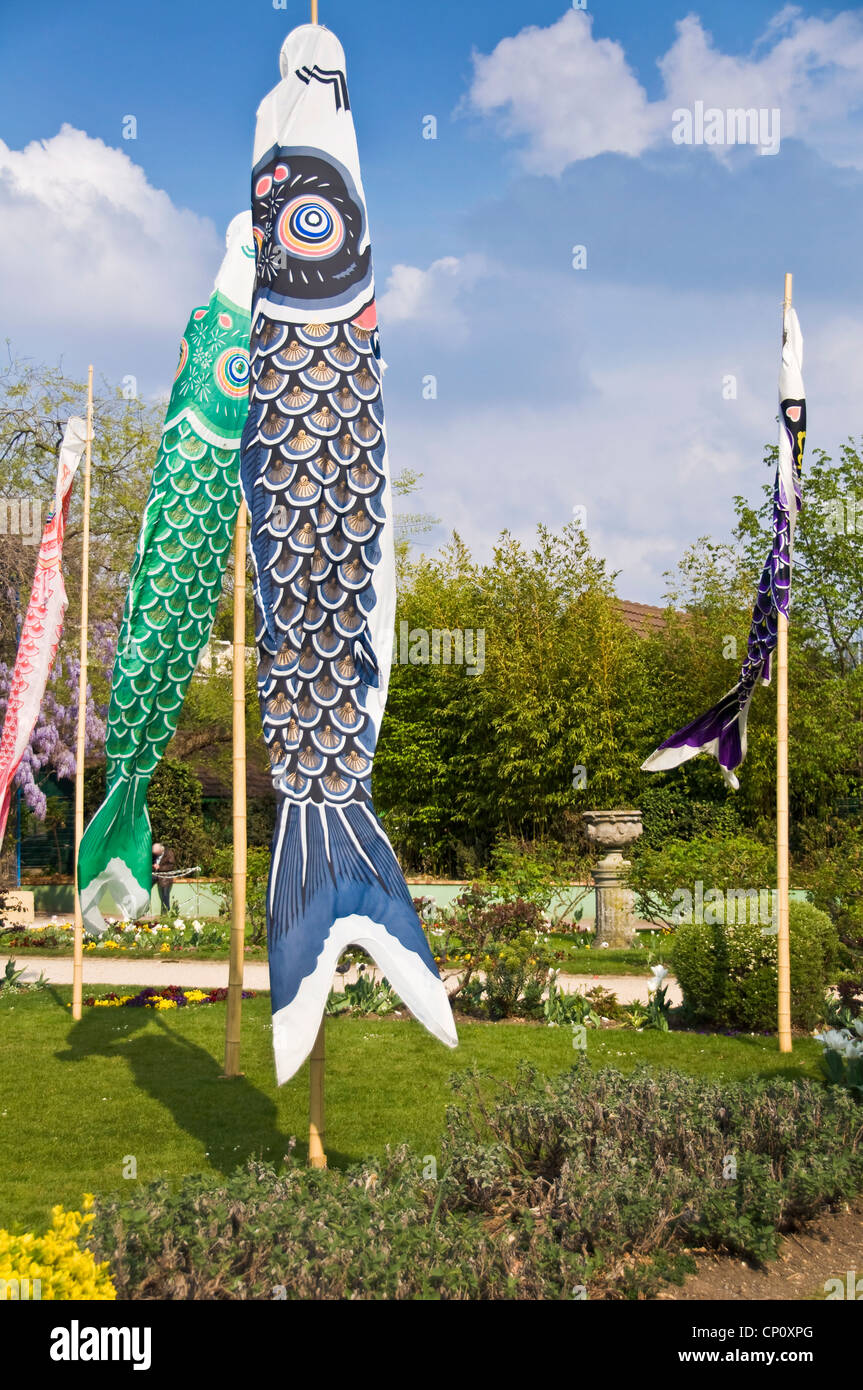 Les bourrasques Carp (koinobori) pour célébrer la Journée des enfants de japonais au Jardin d'acclimatation - Paris (France) Banque D'Images