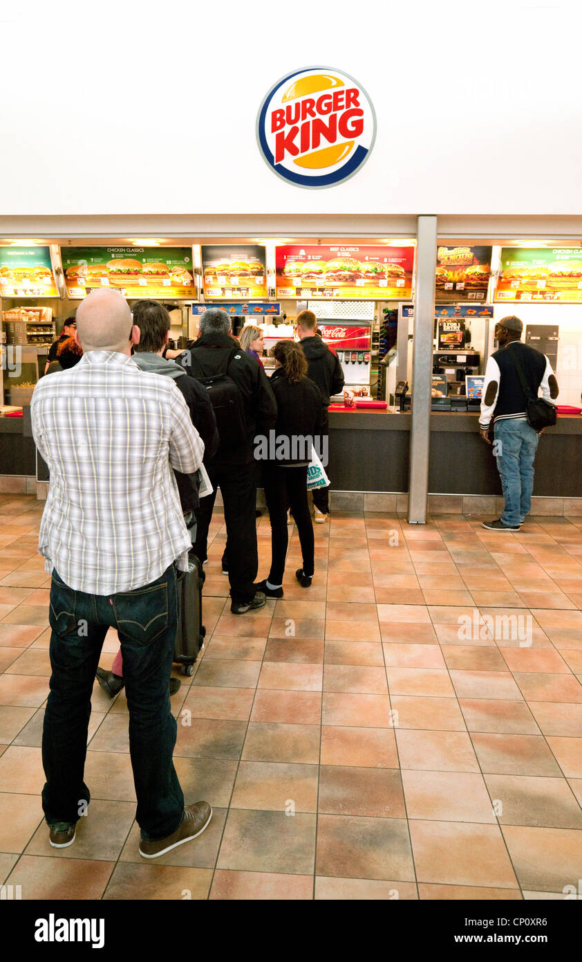 Personnes en attente à un Burger King, fast food restaurant Photo Stock Alamy