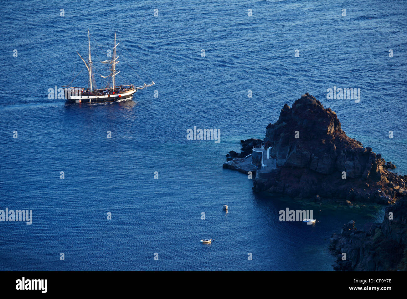 Un navire faisant une croisière à Santorin, Grèce Banque D'Images