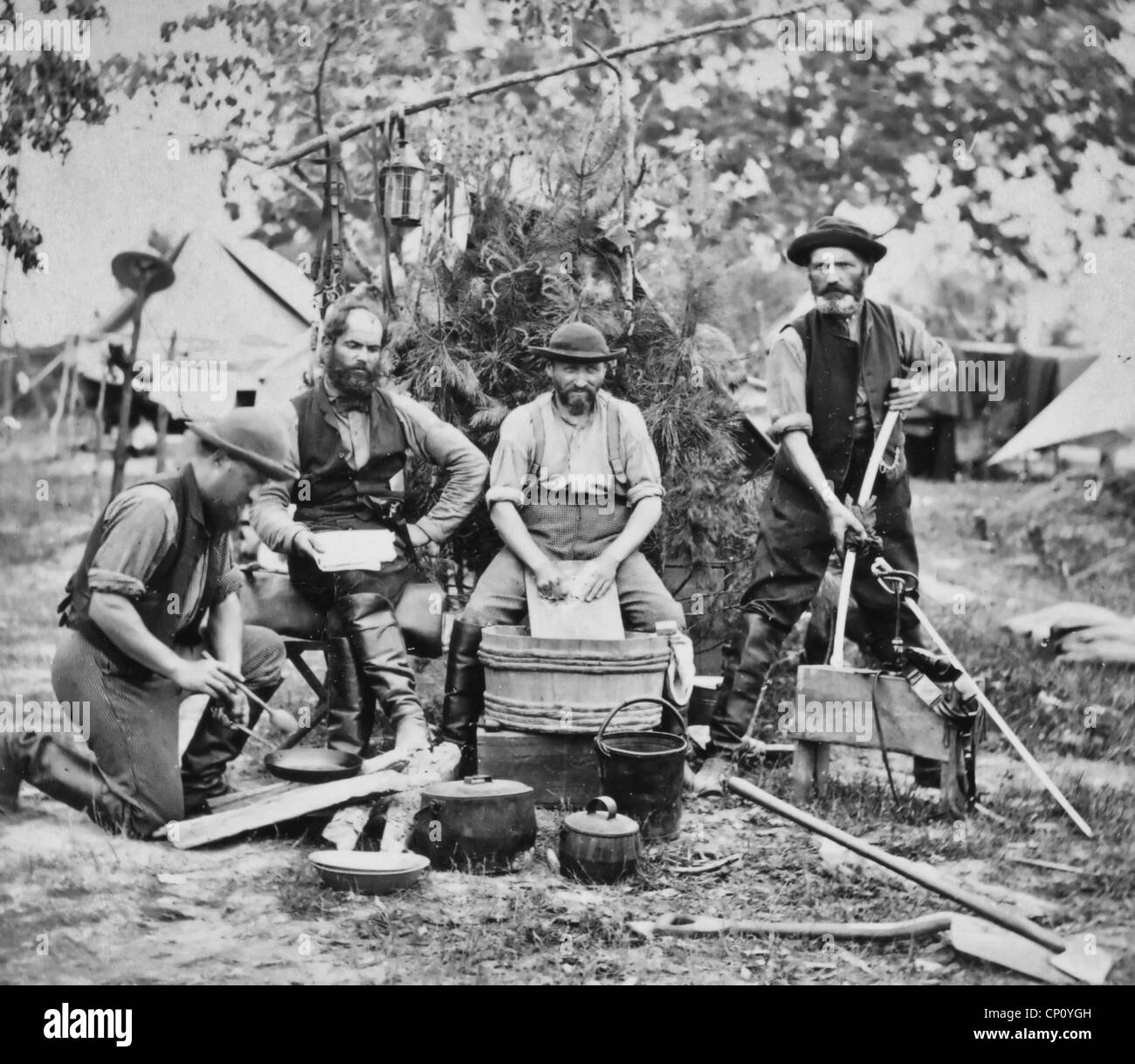 Fonctionnaires de quarts de Prince de Joinville devant Yorktown (Virginie), le 3 mai 1862 - Quatre hommes avec lavabo baignoire, poêle, guerre civile USA Banque D'Images