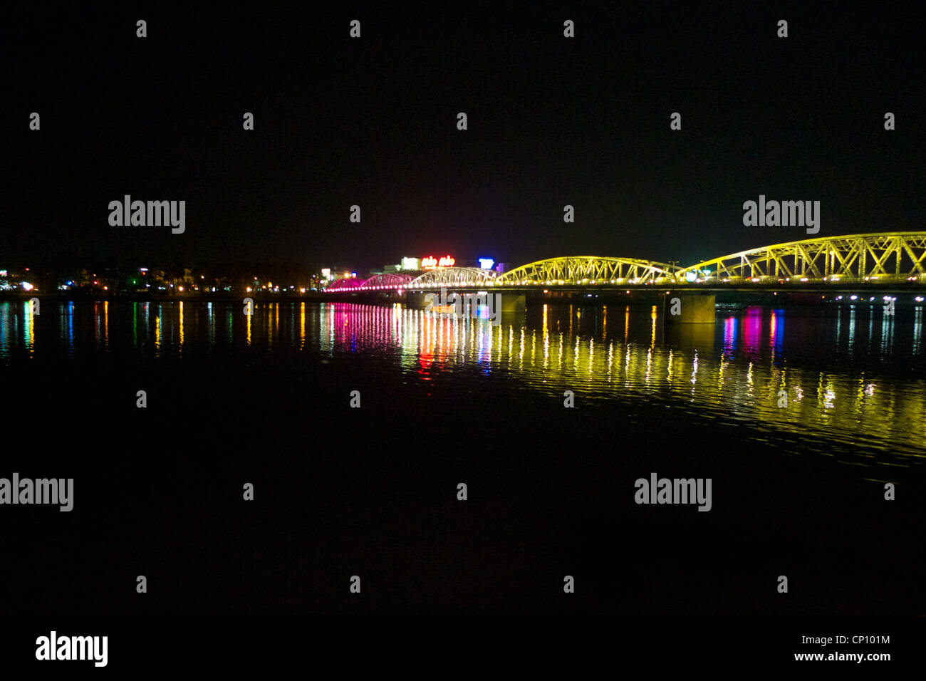 Le pont sur la rivière des Parfums de nuit, Hue, Vietnam. Banque D'Images