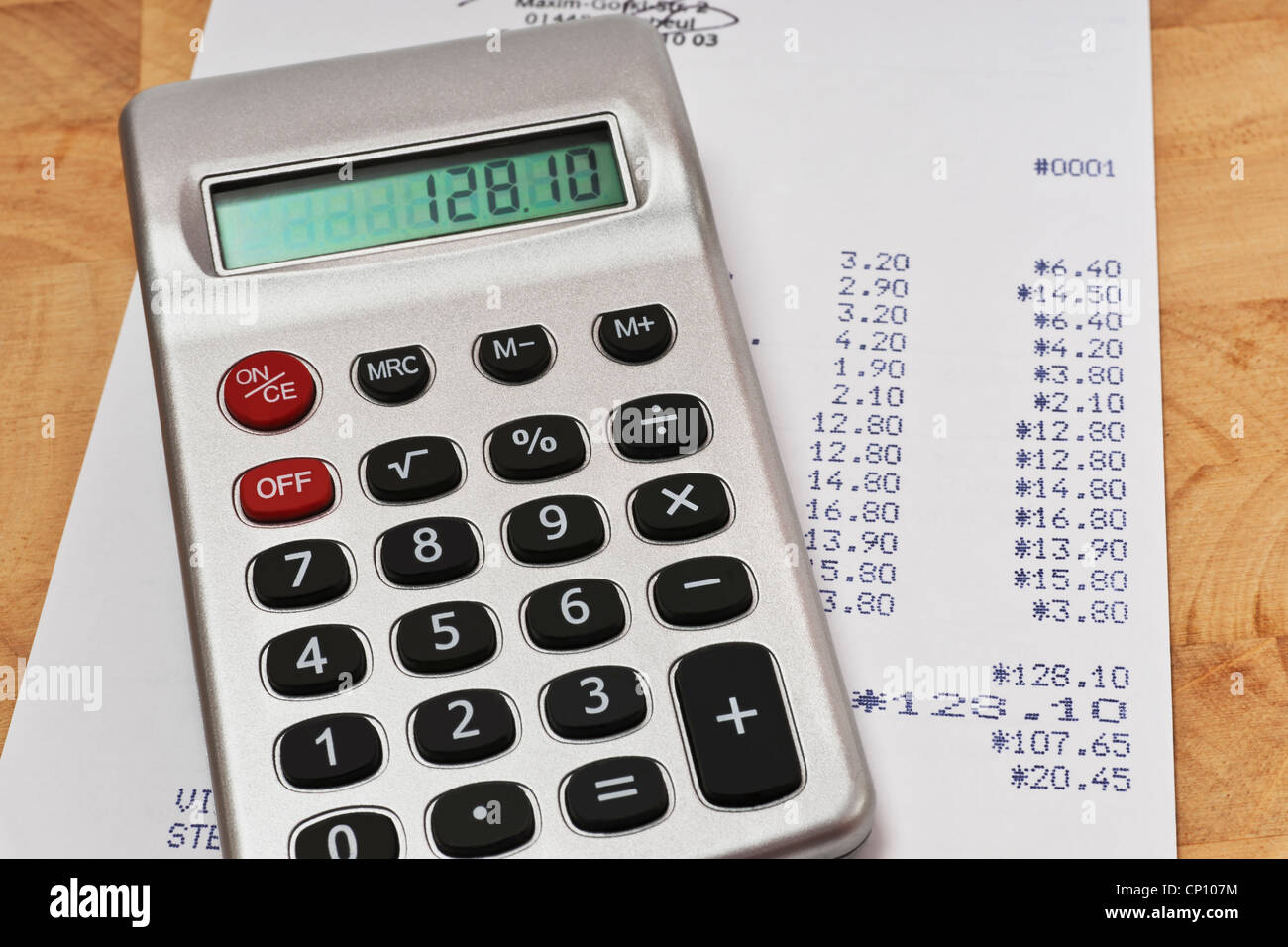 Ein Taschenrechner liegt auf Rechnung von | Une calculatrice de poche se trouve sur une facture. Banque D'Images