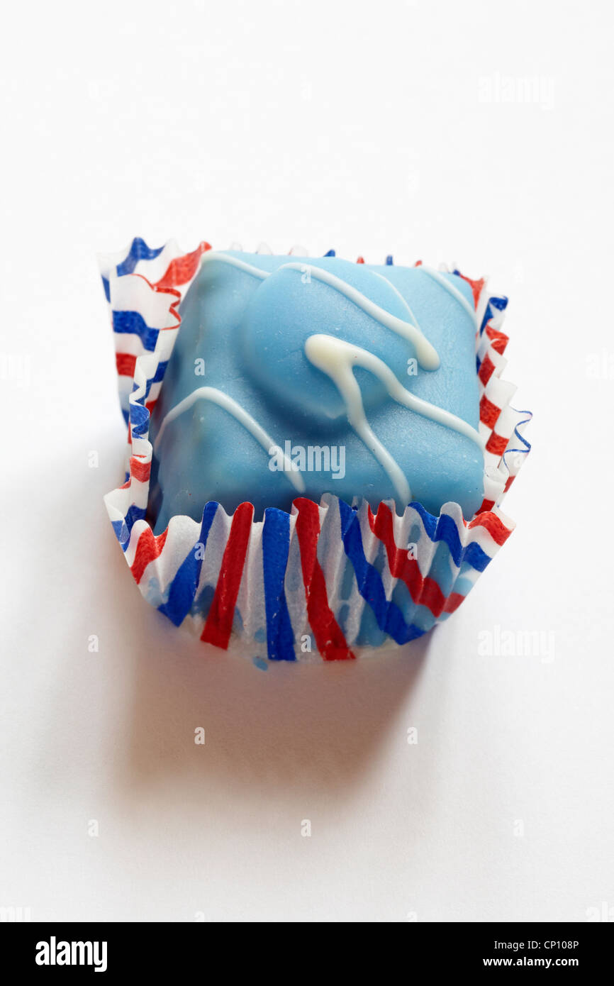 Édition spéciale Mr Kipling extrêmement bonnes Great British fantaisies gâteaux - gâteau bleu individuel Banque D'Images