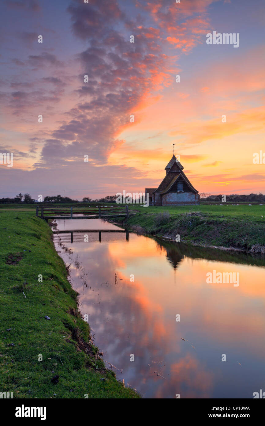 Fairfield église sur Romney Marsh dans le Kent capturé au coucher du soleil Banque D'Images