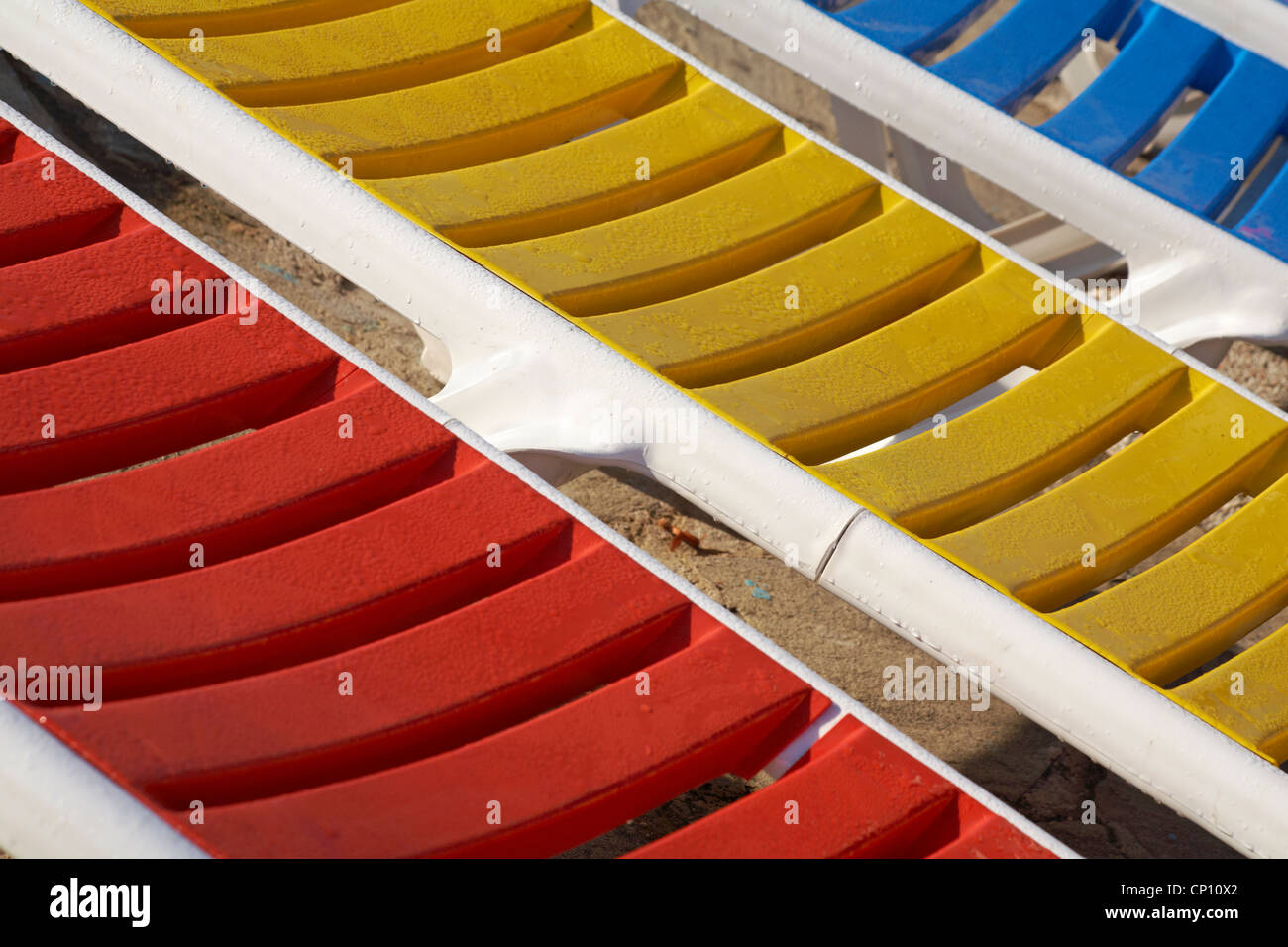 Les gouttelettes d'eau sur les transats colorés à Trinidad, Cuba, Antilles, Caraïbes, Amérique centrale en mars Banque D'Images