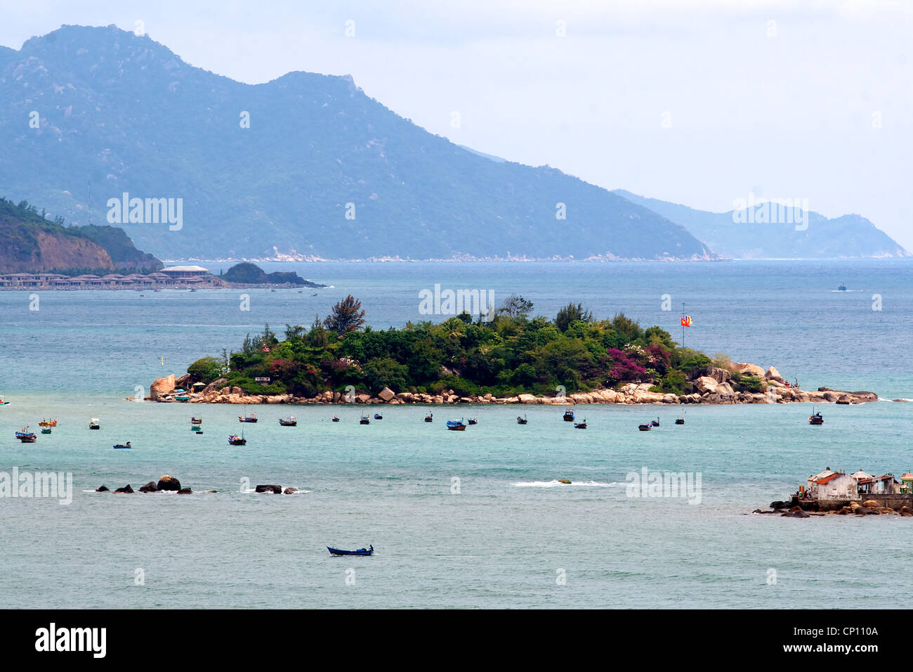 Bateaux de pêche dans la baie de Nha Trang, Vietnam. Banque D'Images