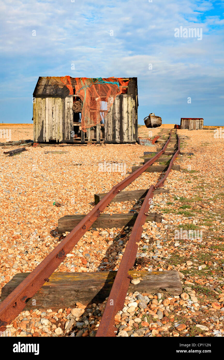 La voie ferroviaire abandonné à Dungeness dans West Kent Banque D'Images