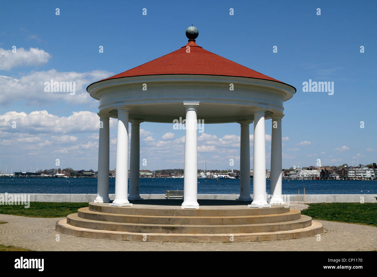 Un pavillon dans un parc près du port, le long d'Ocean Drive, Newport, Rhode Island, USA Banque D'Images