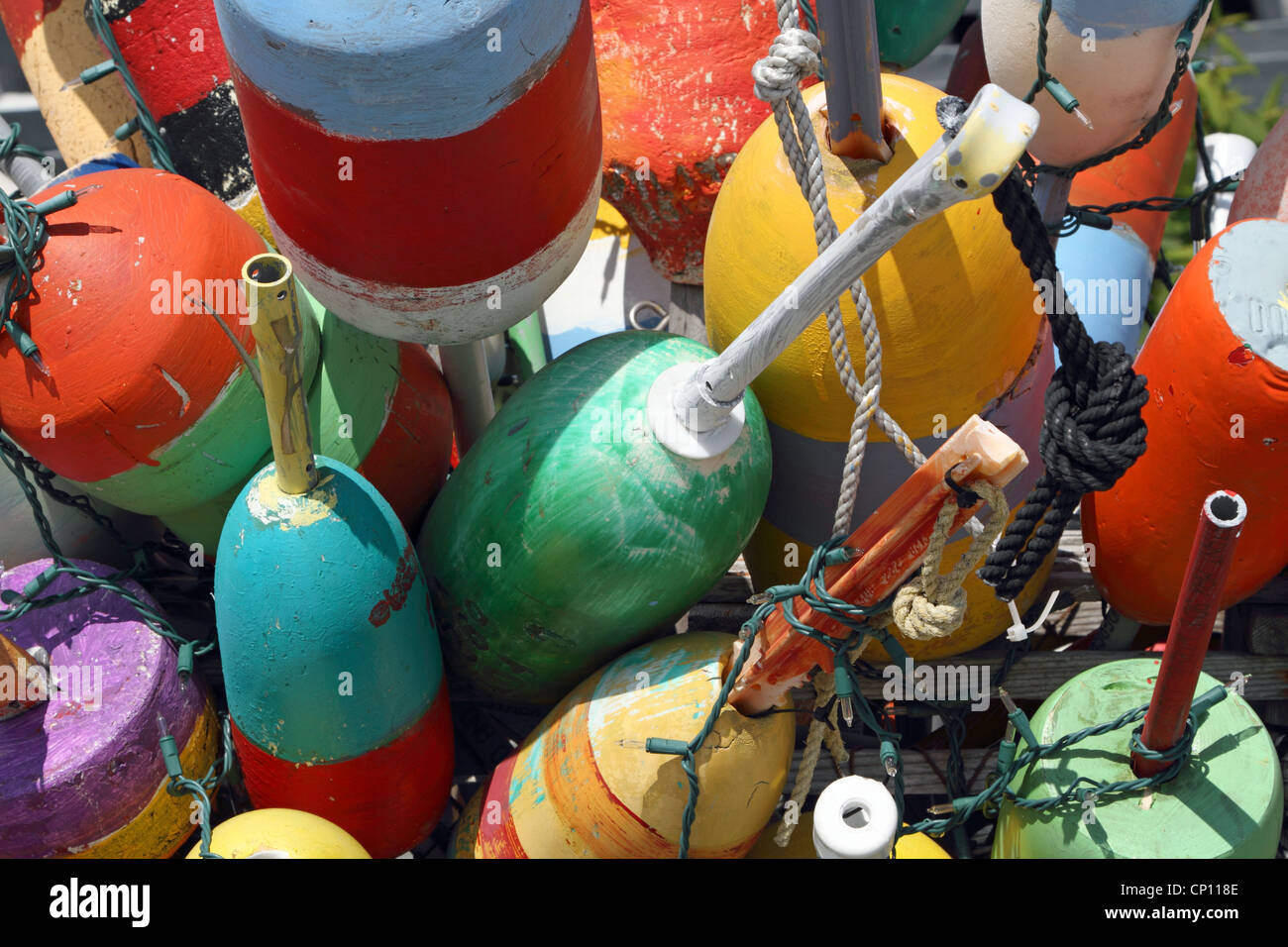 Casier à homards coloré marqueurs utilisés comme décorations à l'embarcadère à Provincetown, CapeCod, Massachusetts, États-Unis Banque D'Images