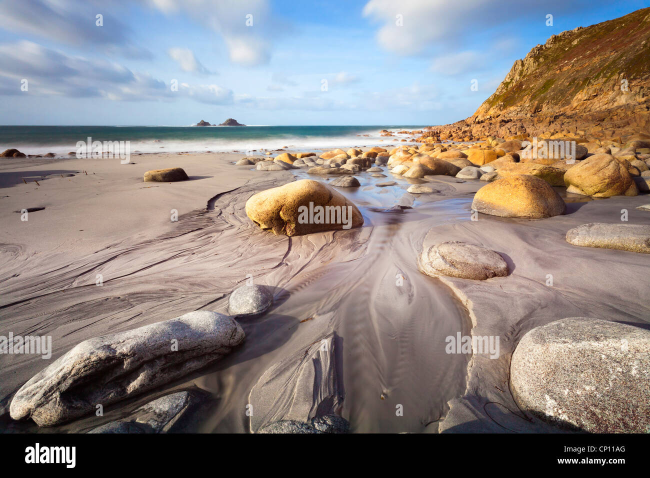 Plage de Porth Nanven à Cornwall capturés à marée basse. Banque D'Images