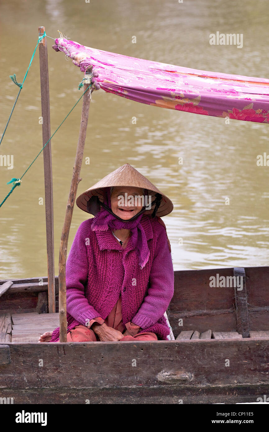 Une vieille dame était assise dans son bateau dans la vieille ville d'Hoi An, Vietnam. Banque D'Images