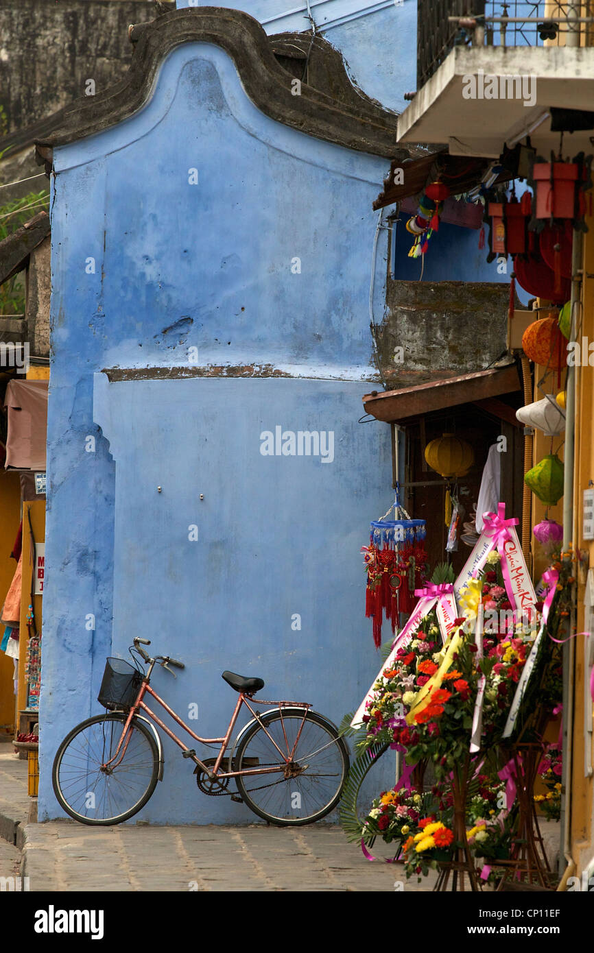 Un vélo contre un vieux bâtiment colonial français dans la vieille ville d'Hoi An, Vietnam. Banque D'Images