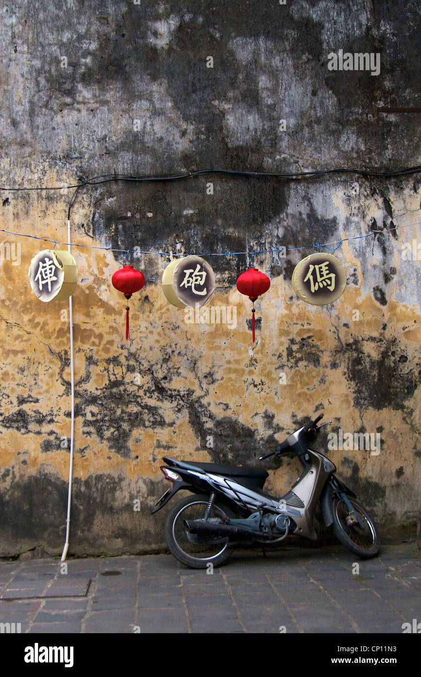 Une moto garée par un vieux bâtiment colonial français à Hoi An, au Vietnam. Banque D'Images