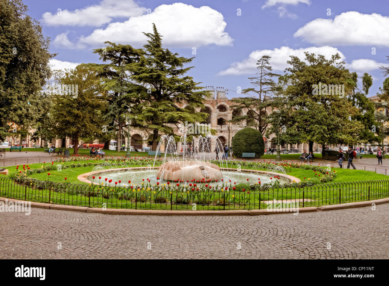 Parc, fontaine, la Piazza Bra, Arena, Vérone, Vénétie, Italie Banque D'Images