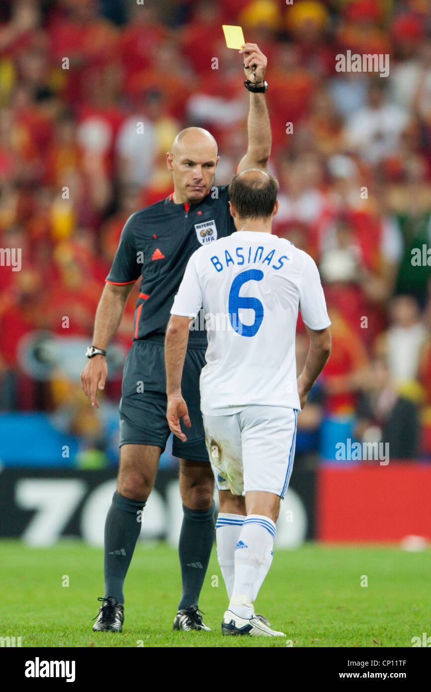 Arbitre Howard Webb books Angelos Basinas de Grèce au cours d'une UEFA EURO 2008 Groupe d match entre la Grèce et l'Espagne. Banque D'Images