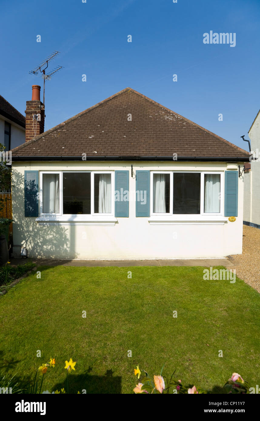 Petit bungalow compact / maison avec pelouse herbe vert parfait et un ciel  bleu, à Molesey / Walton on Thames, Surrey. UK Photo Stock - Alamy