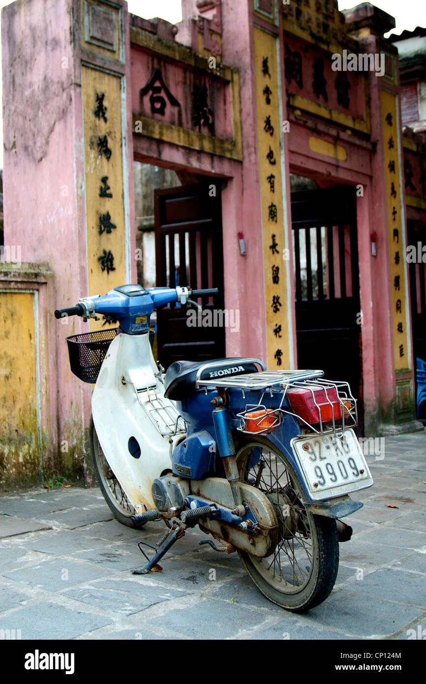 Une moto typique à l'extérieur d'un temple à Hoi An, Vietnam. Banque D'Images