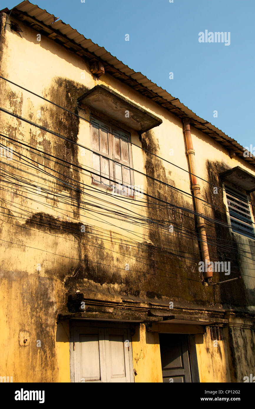 Ancien bâtiment colonial français à Hoi An, au Vietnam. Banque D'Images