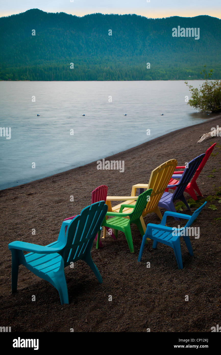 Des chaises sur une plage au lac Quinault dans le parc national Olympic Banque D'Images