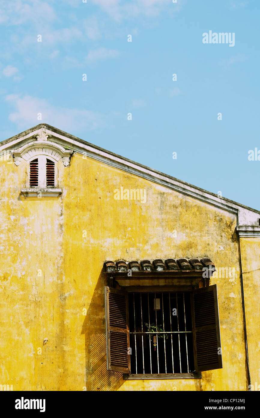 Ancien bâtiment colonial français à Hoi An, au Vietnam. Banque D'Images