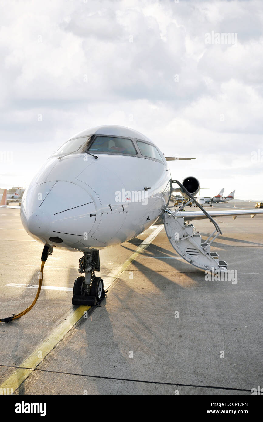 Avion de passagers de l'aéroport en charge Banque D'Images