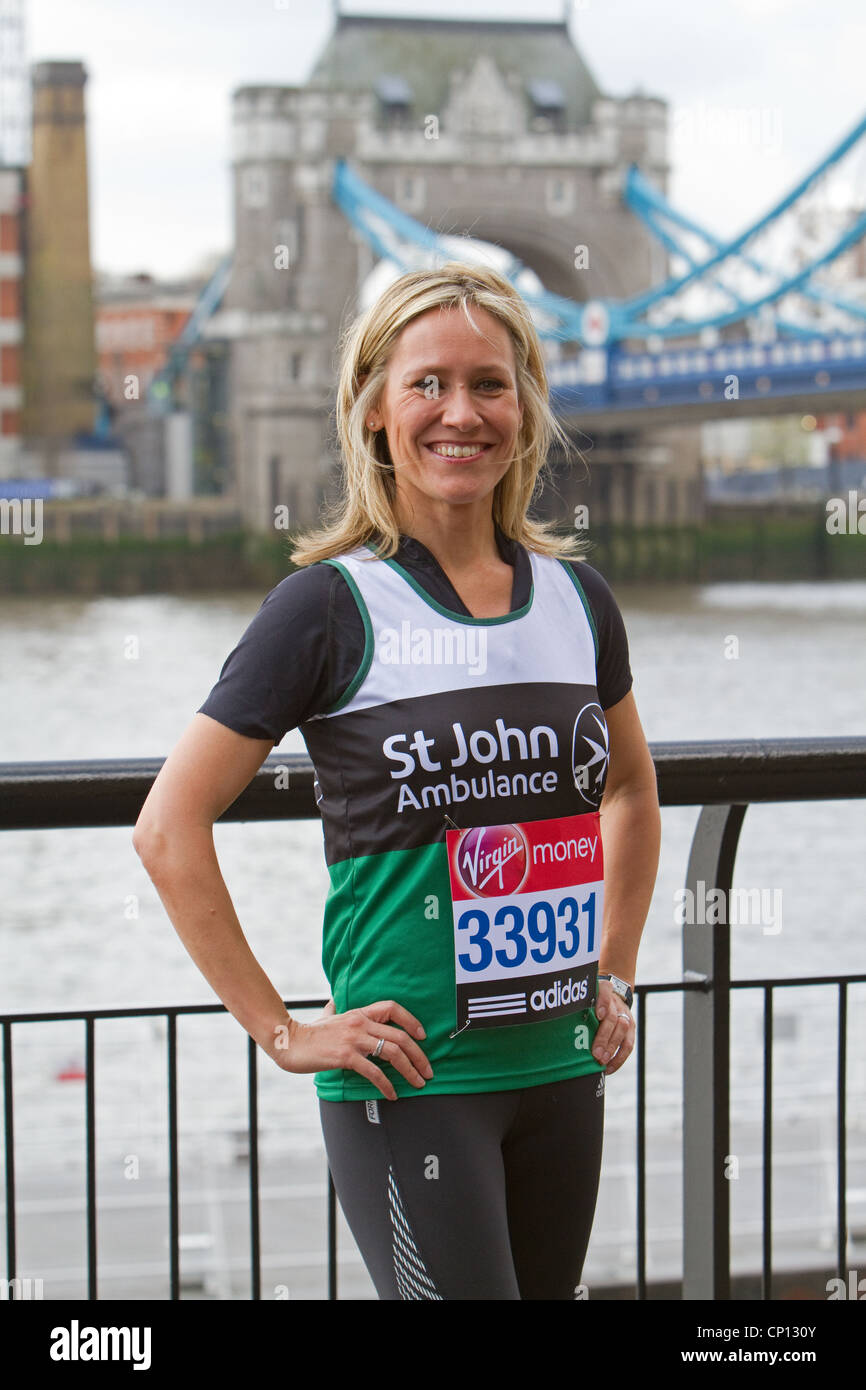 Sophie Raworth BBC newsreader à Tower Bridge Banque D'Images