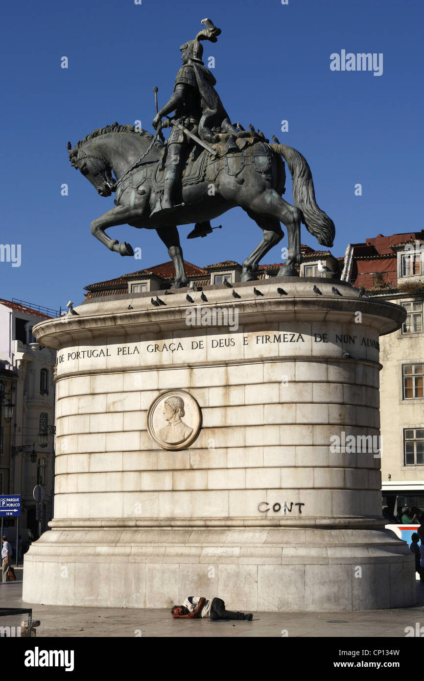 Sans-abri et statue du roi João I / John J, Praça da Figueira Place, Lisbonne, Portugal Banque D'Images