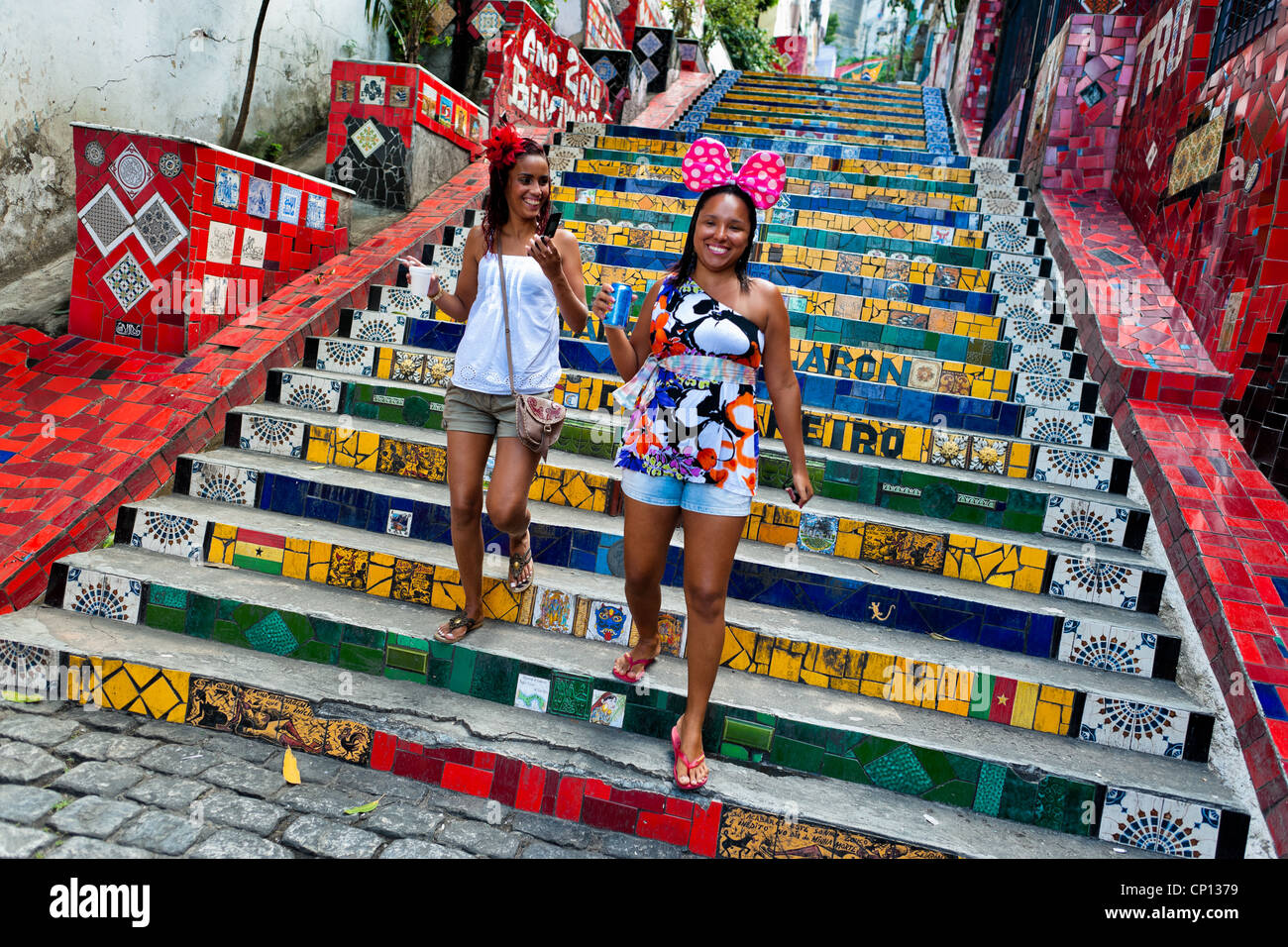 Pour descendre l'escalier selarón's stairs (escadaria selarón), un escalier en mosaïque de carreaux colorés, à Rio de Janeiro, Brésil. Banque D'Images