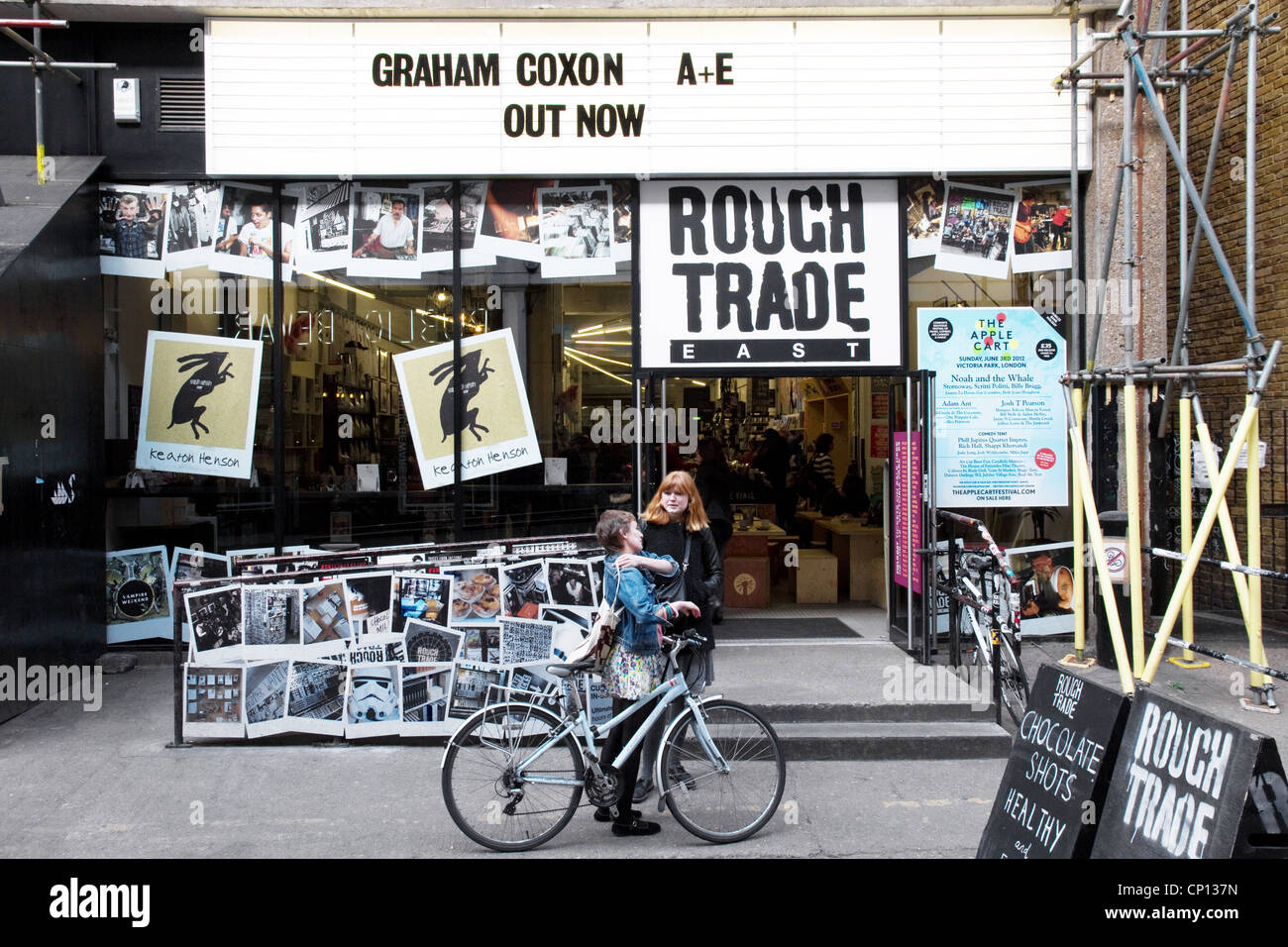 Rough Trade East record store, Dray à pied dans l'Old Truman Brewery, au large de Brick Lane, Spitalfields, East End, Londres, Angleterre, Royaume-Uni Banque D'Images