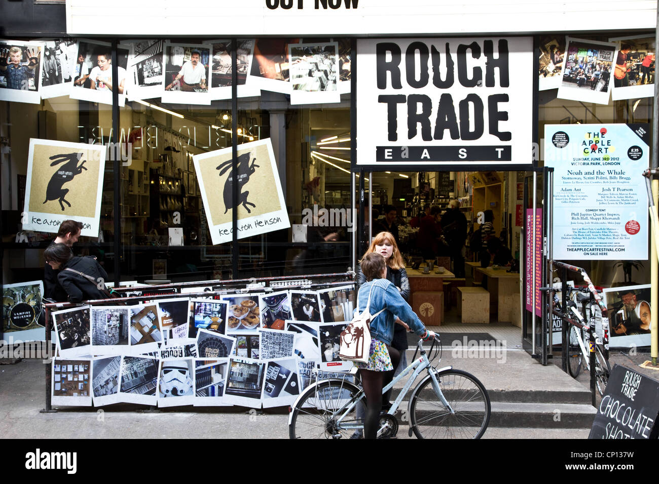 Rough Trade East record store, Dray à pied dans l'Old Truman Brewery, au large de Brick Lane, Spitalfields, East End, Londres, Angleterre, Royaume-Uni Banque D'Images