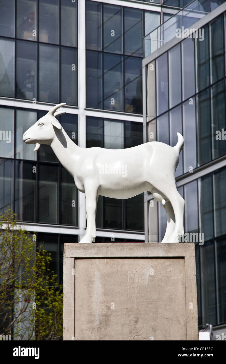Je', sculpture de chèvre , Évêques Square, Spitalfields, Londres,  Angleterre, Royaume-Uni Photo Stock - Alamy