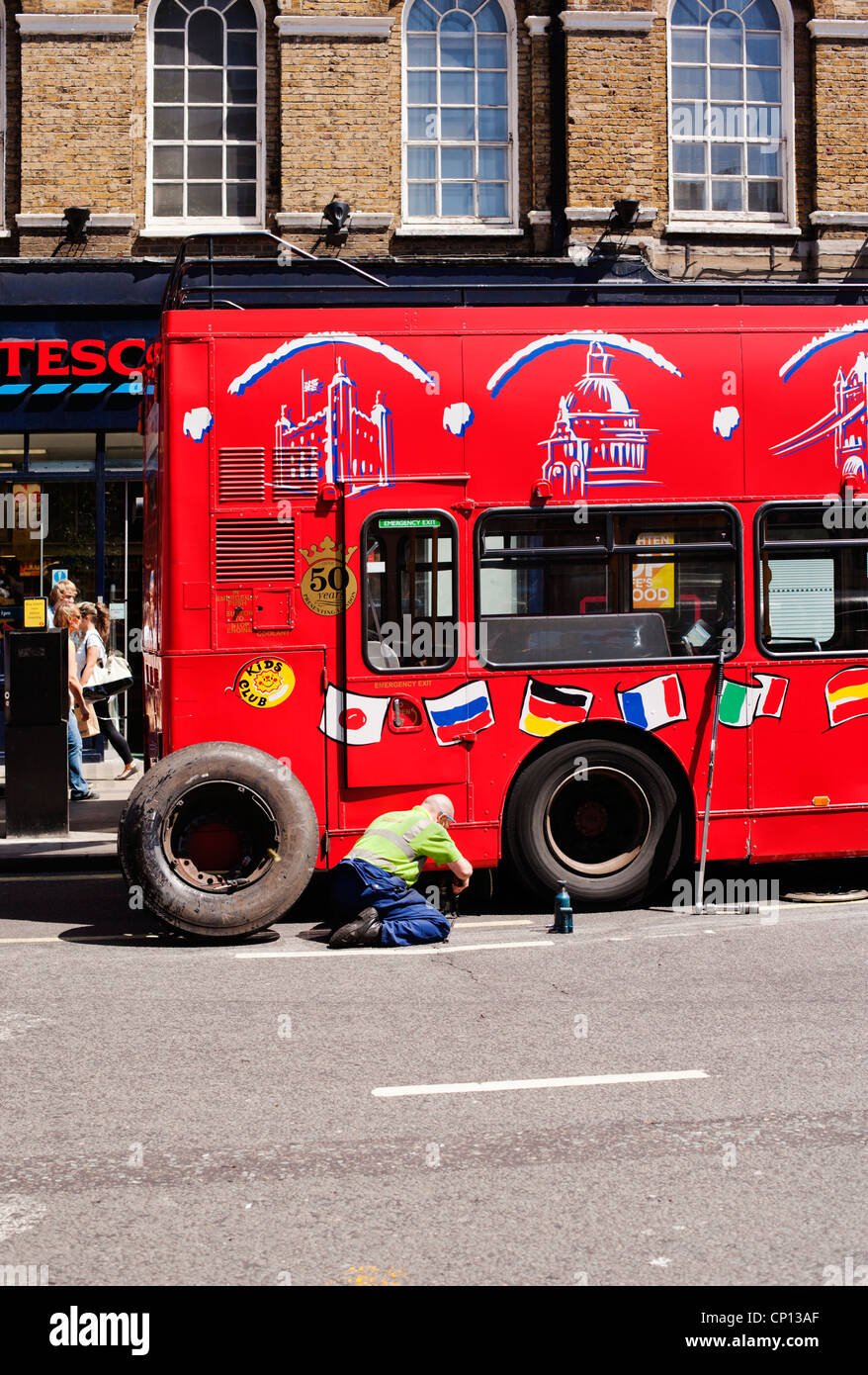 Bus touristique crevaison pneu réparation, Baker Street, Marylebone, Londres, Angleterre, Royaume-Uni, Europe Banque D'Images