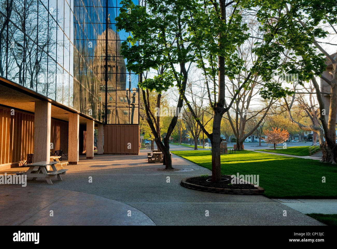 Bâtiment en verre avec la réflexion de la capitale de l'état de l'Idaho Banque D'Images