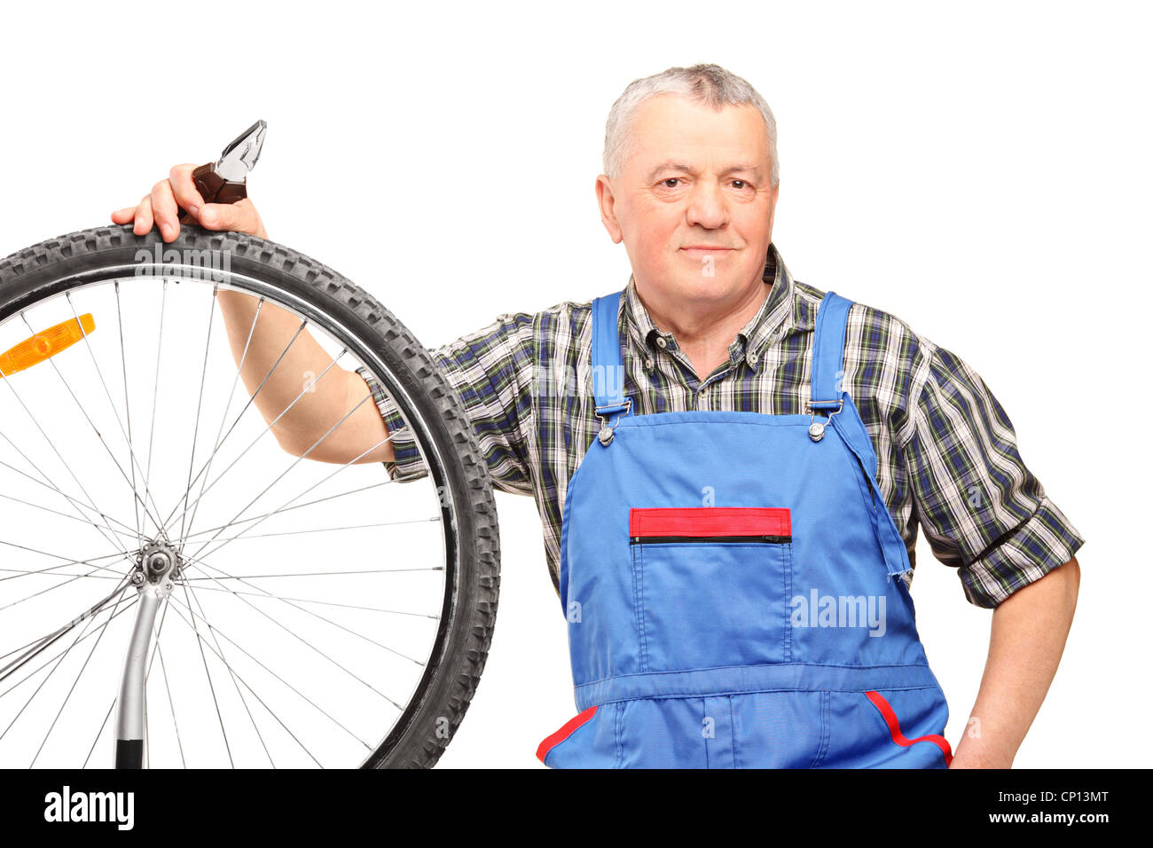 Les hommes d'âge moyen d'une pince et la réparation de la roue de bicyclette isolé sur fond blanc Banque D'Images