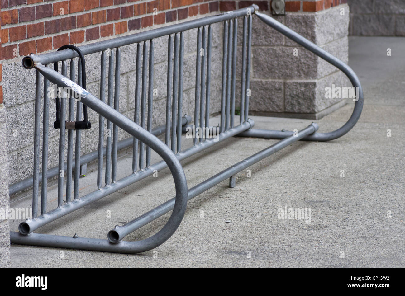 Un support à bicyclettes abandonnées avec cadenas de vélo Banque D'Images