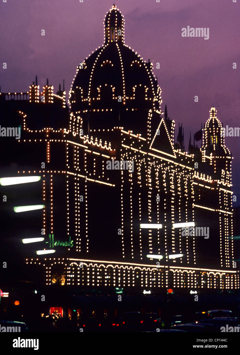 Harrods, nuit illuminations, London England UK Anglais feux lumineux éclairage magasins magasin shop boutiques Banque D'Images