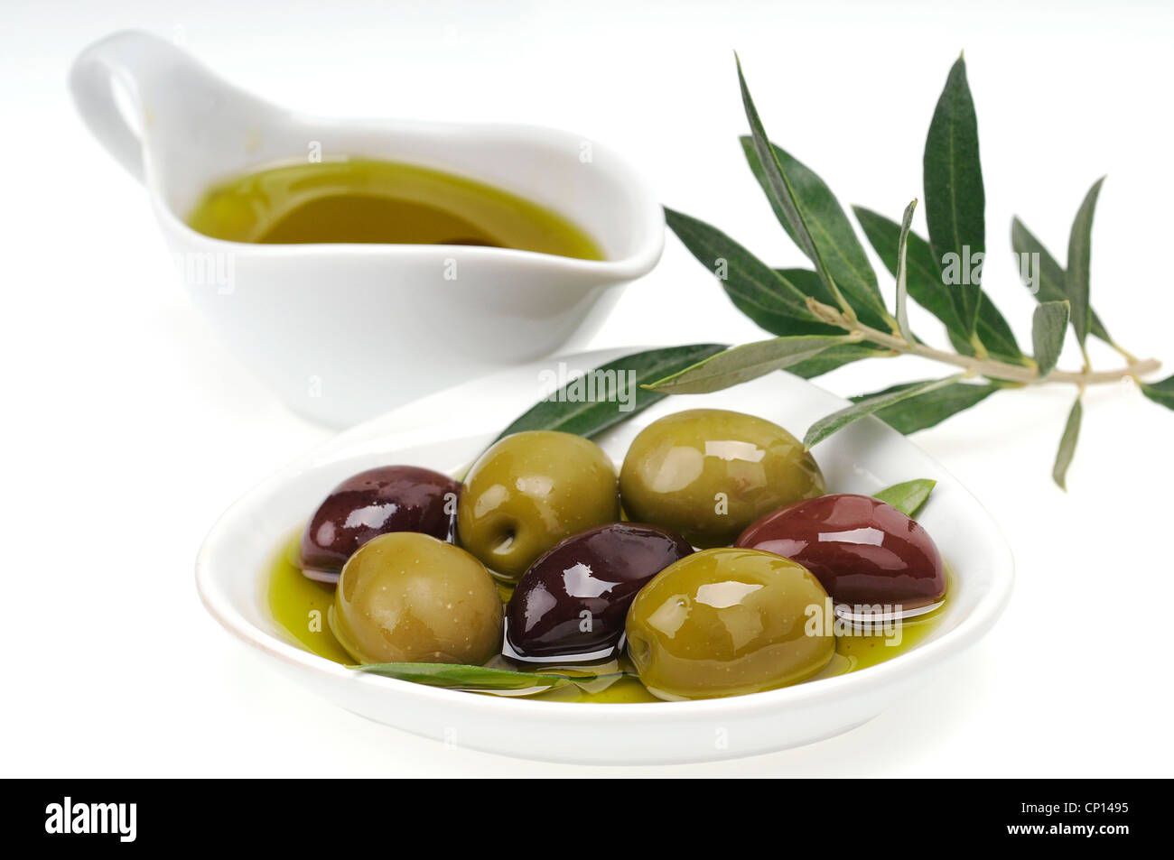 Olives fraîches dans l'huile d'olive extra vierge Banque D'Images