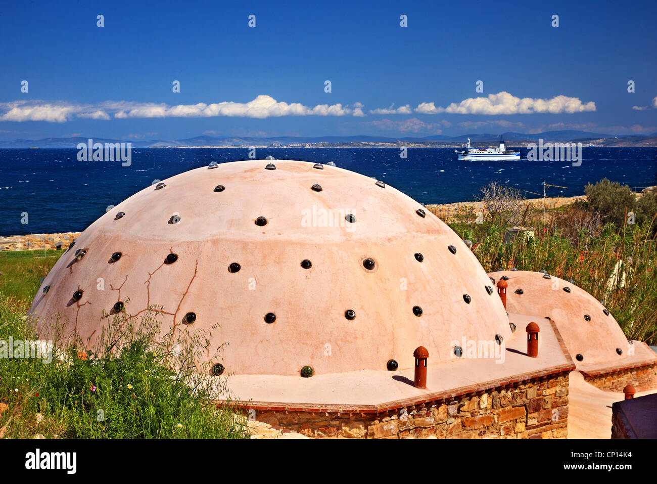 Les coupoles de l'bains publics (probablement l'époque ottomane) à l'intérieur du château de la ville de Chios, l'île de Chios, au nord-est de la mer Égée, Grèce Banque D'Images