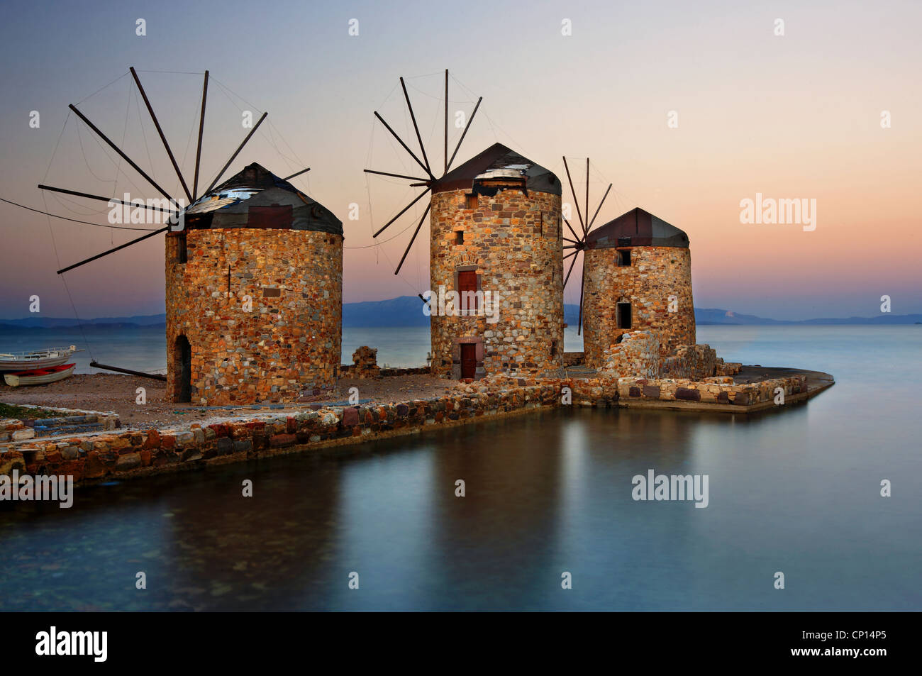 Beaux moulins à vent en bord de mer, dans la ville de Chios, l'île de Chios, au nord-est de la mer Égée, Grèce Banque D'Images