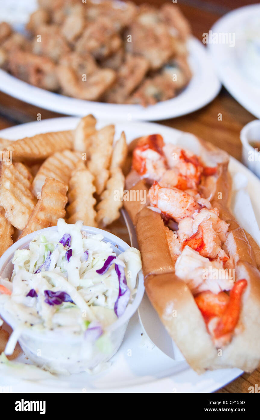 Un rouleau de homard avec des frites, de la salade de chou et de palourdes frites à Lenny & Joe's Fish Tale, un restaurant de fruits de mer à Madison, CT, USA. Banque D'Images