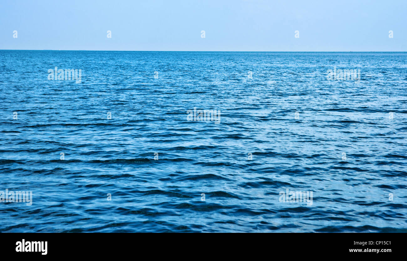 Photo de belle eau de mer bleu calme profond Banque D'Images