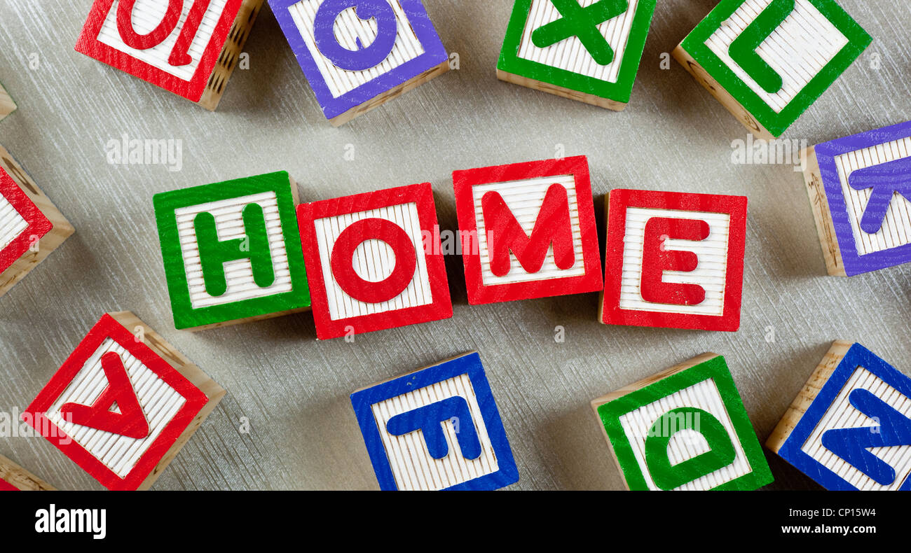 Des cales en bois formant le mot domicile dans le centre Banque D'Images