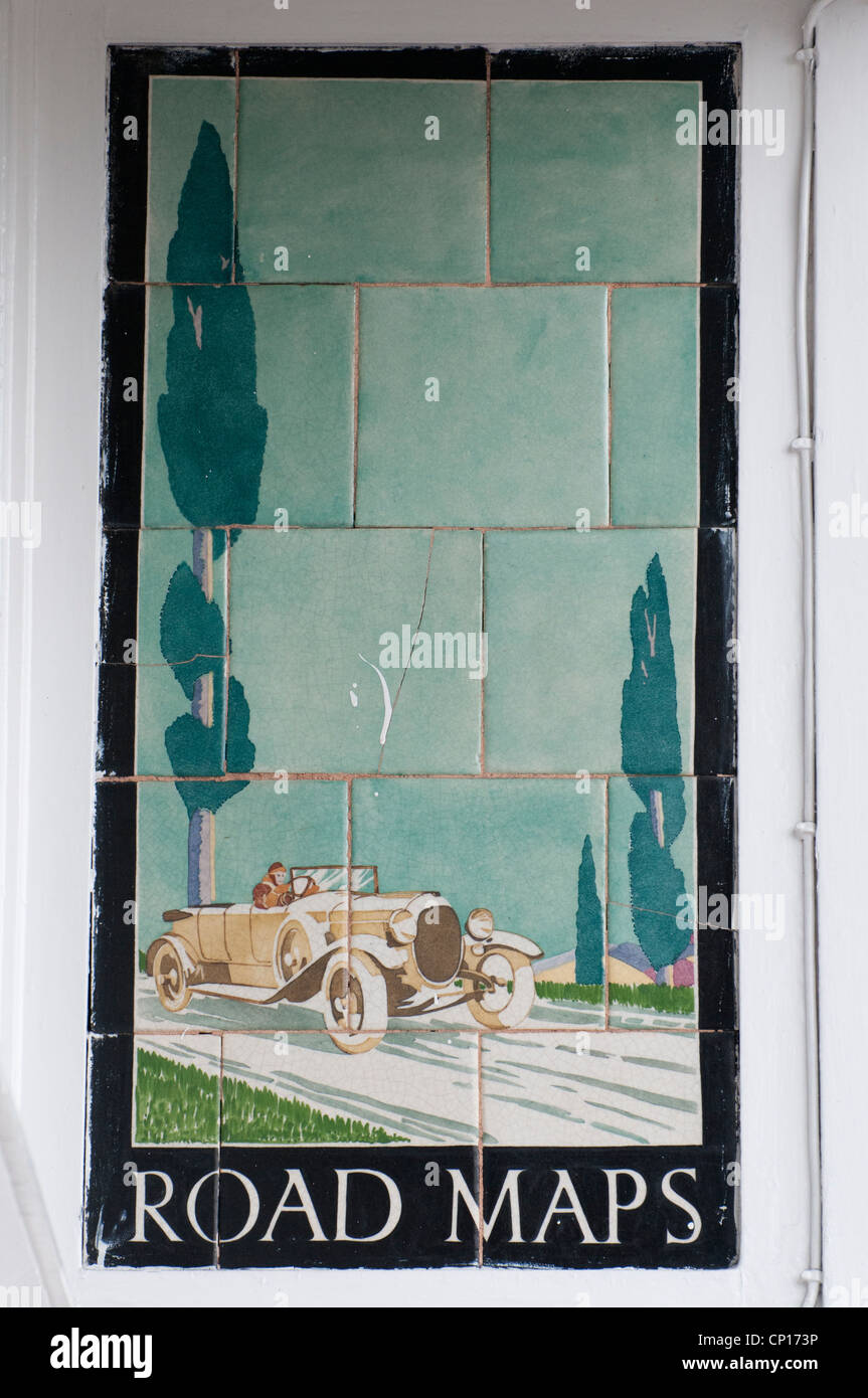 Les carreaux vitrés sur la façade d'une librairie de Great Malvern, Worcestershire, évoquent les premiers jours de l'automobile Banque D'Images