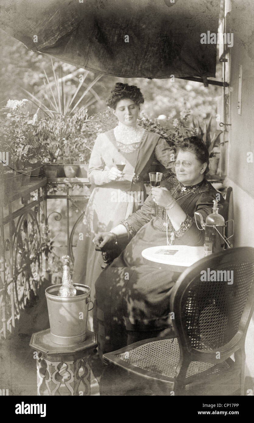 Personnes, femmes, deux dames sur un balcon, boire du vin, vers 1900, droits additionnels-Clearences-non disponible Banque D'Images