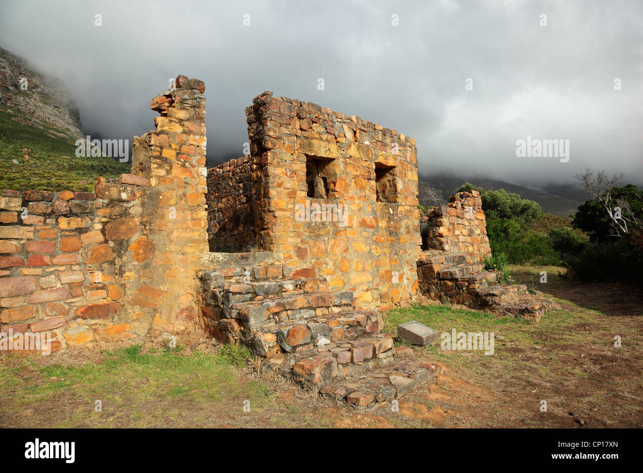 Ruines d'un ancien bâtiment dans le brouillard Banque D'Images