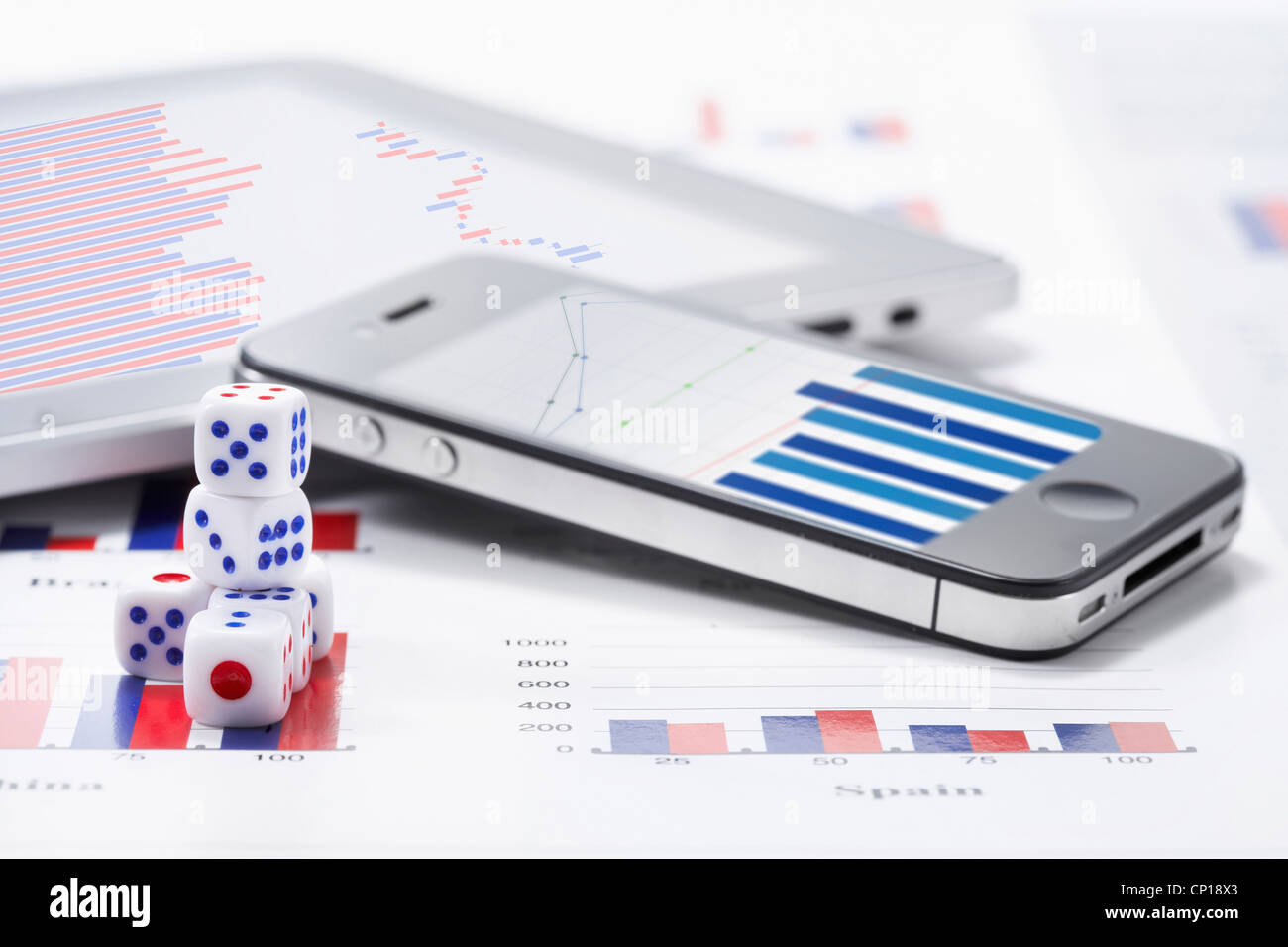 Dés et dispositifs électroniques montrant le tableau Banque D'Images