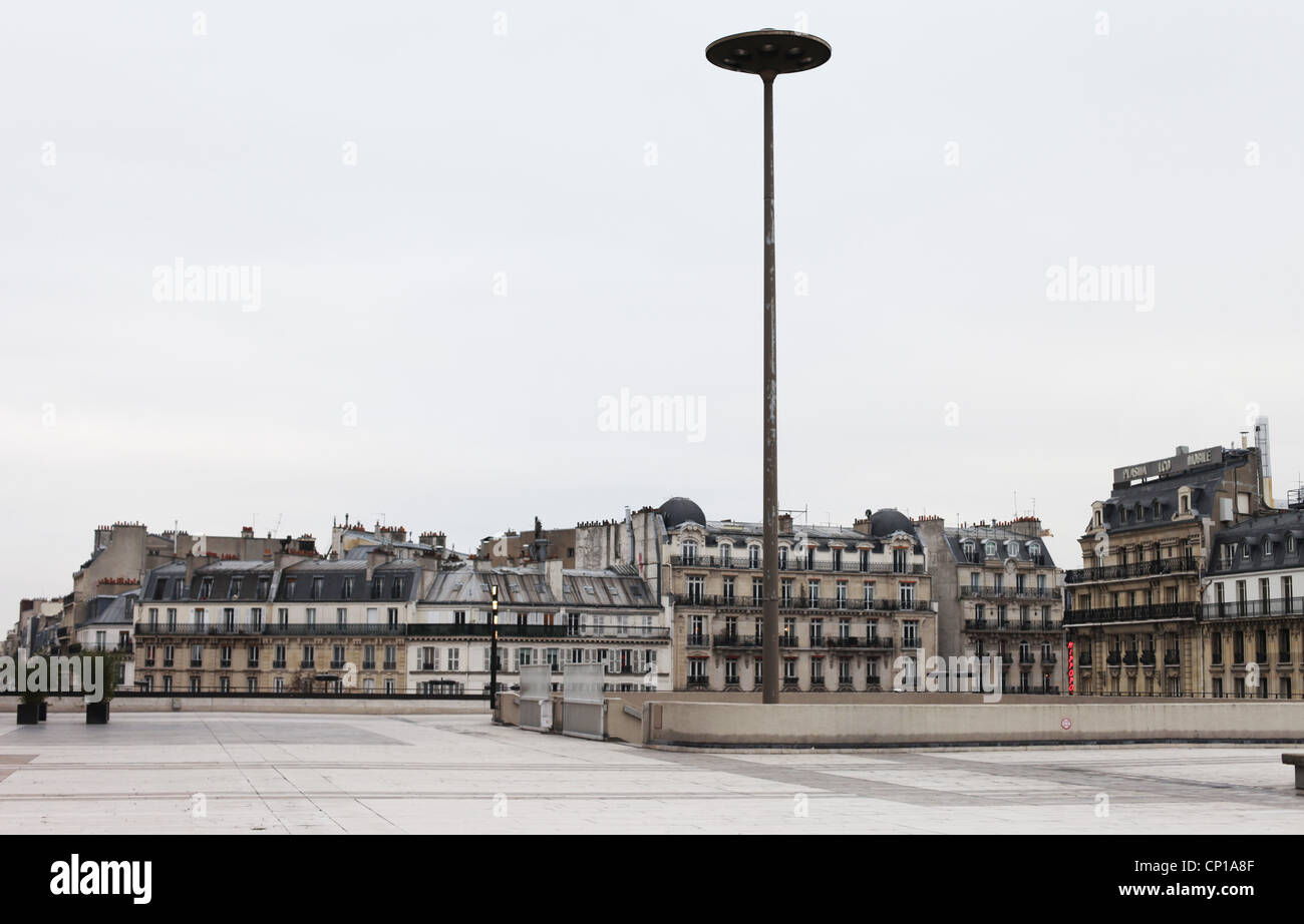 C'est une photo du parvis à Montparnesse à Paris en 15e disctrict. Nous pouvons voir quelques paris typique bâtiment en arrière-plan Banque D'Images