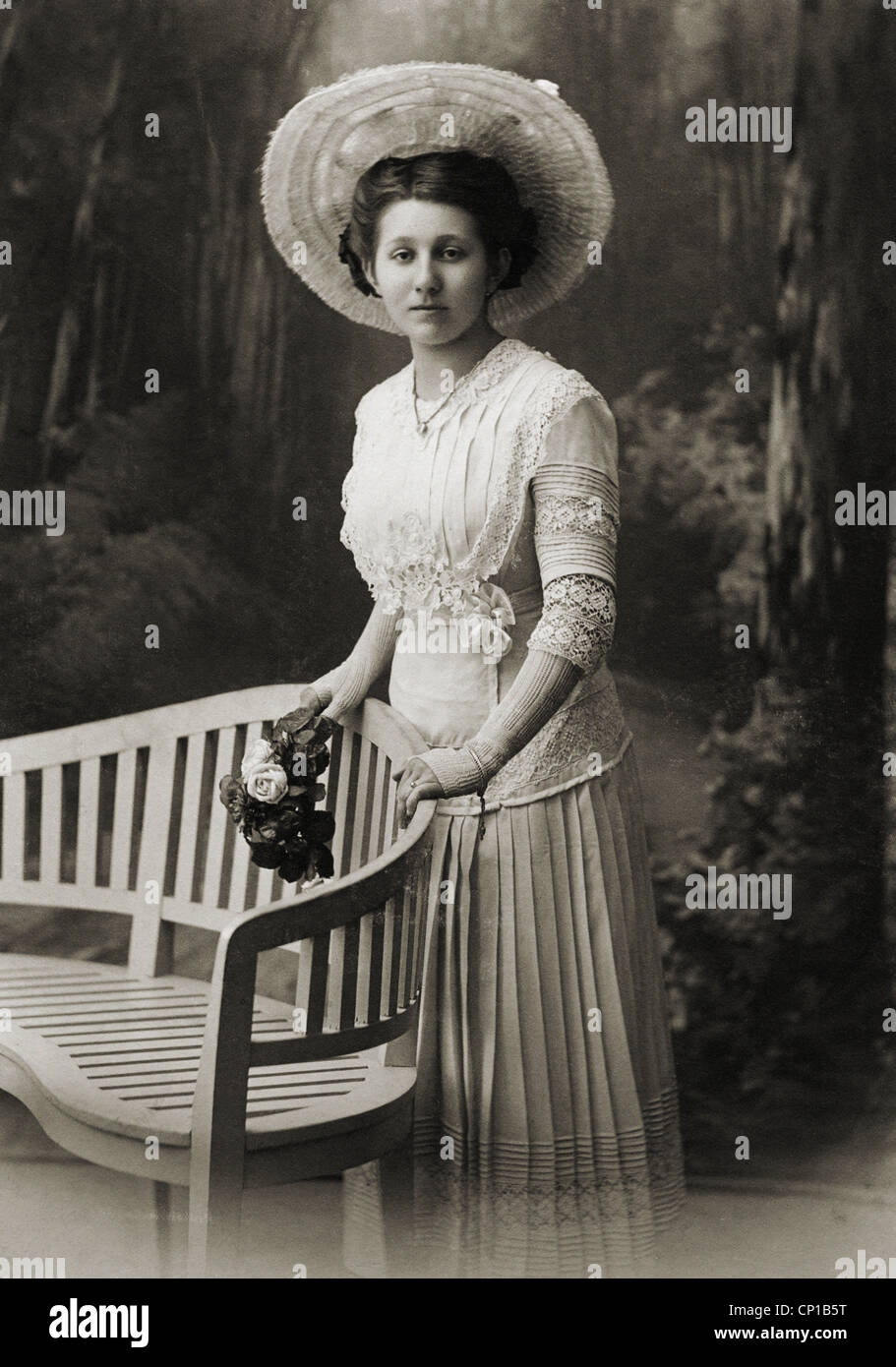Personnes, femmes, femme avec jupe plissée et chemisier en dentelle,  mi-longueur, vers 1900, droits supplémentaires-Clearences-non disponible  Photo Stock - Alamy