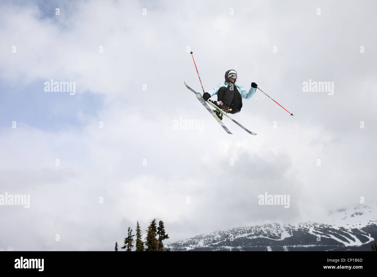 Le skieur saute un gros kicker dans un parc acrobatique sur Whistler Blackcomb, British Columbia, Canada Banque D'Images