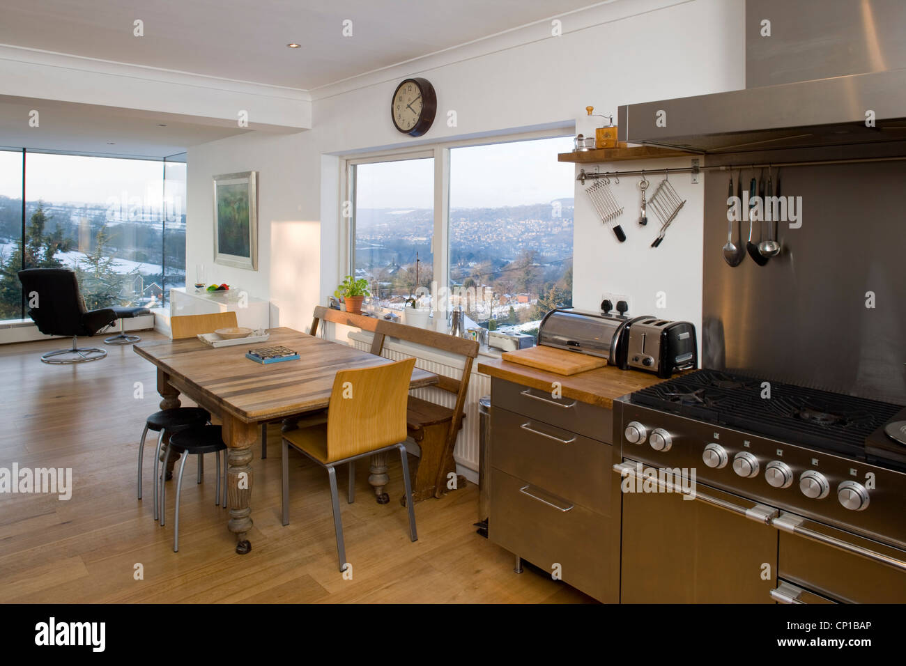 Plan ouvert salle à manger et cuisine avec vue de Matlock, Derbyshire, Royaume-Uni. Evans Vettori Architectes. Banque D'Images